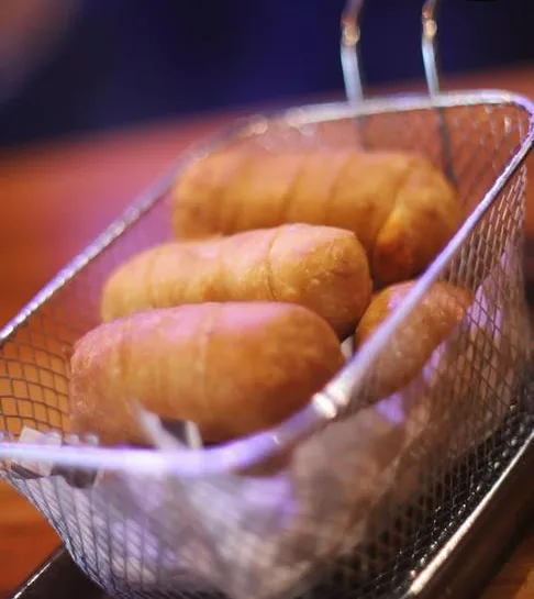 Frittierte Tequeños, serviert in einem Metallkörbchen in einem Café