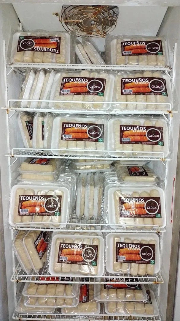 Kühlvitrine eines Geschäfts, gefüllt mit verkaufsfertigen Schalen Käse-Tequeños von Glück